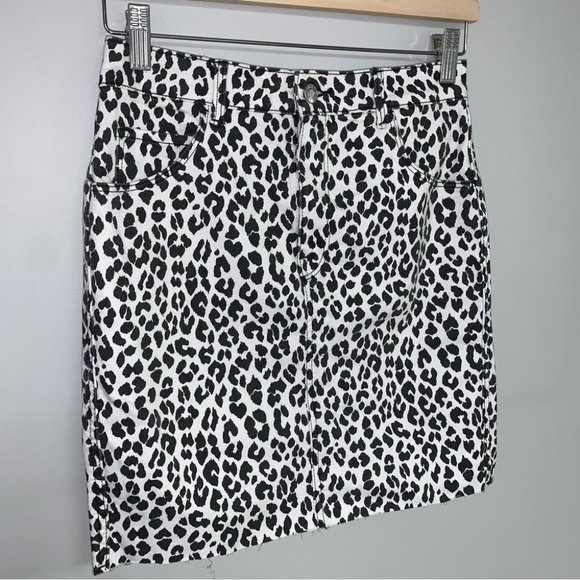 H&M Denim Mini Skirt Women’s Size 6 US White  Leopard Print Raw-Edge Hem NWOT - Picture 3 of 8